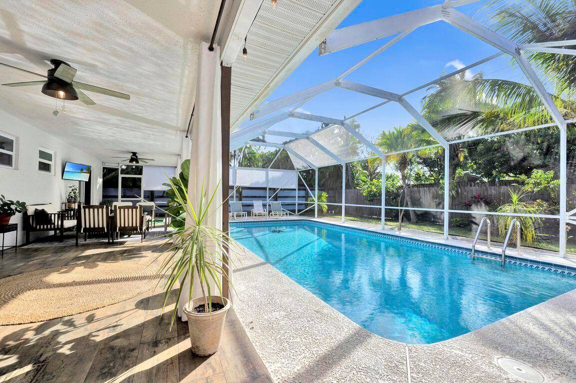 Stunning peaceful and private screened pool !