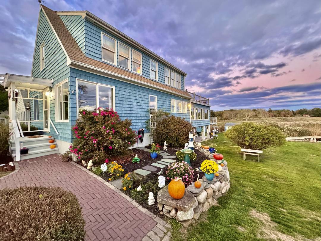 There is no where you will enjoy more than desirable Lord's Point Beach Community during your summers !