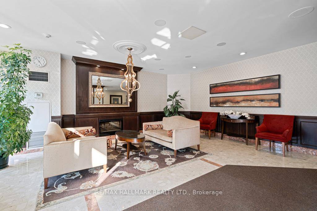 Welcome to this spacious 2 bedroom solarium suite at the sought after 33 Weldrick Rd E.