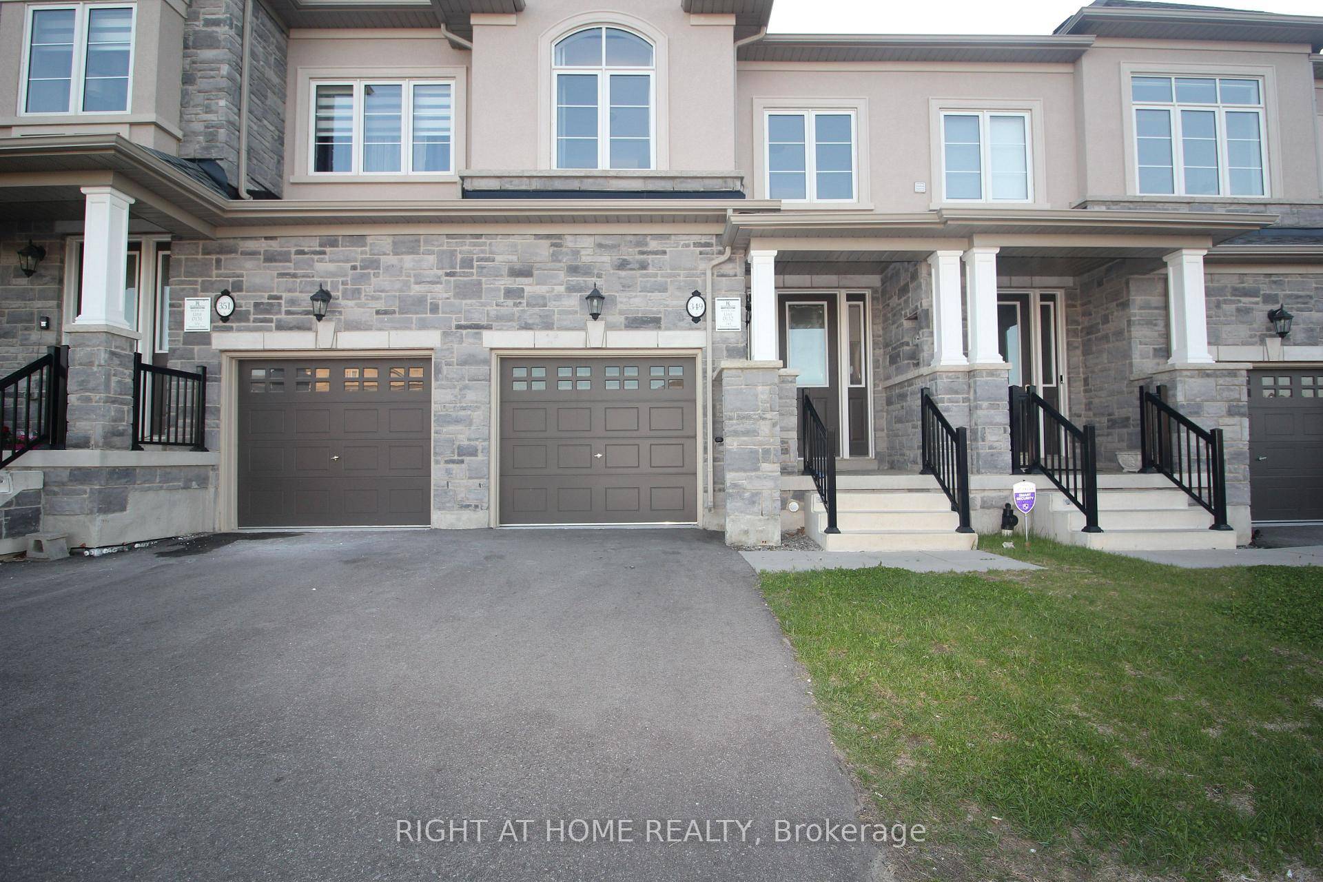 Beautifully maintained 4 bedroom, 4 bathroom newly built townhouse located in the highly sought after Ancaster community.
