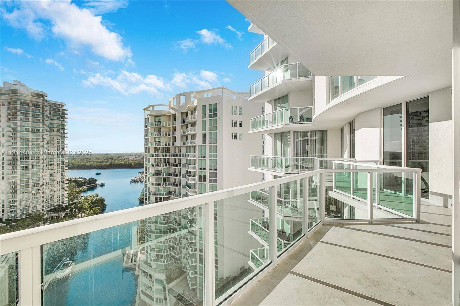 Rarely available, the 05 line in this Lower Penthouse offers 3 bedrooms, 2 bathrooms, and 11 foot high ceilings.