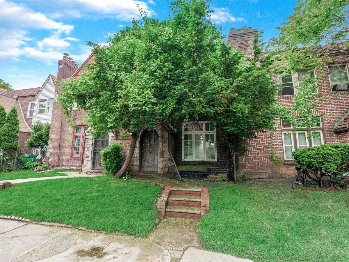 IMMACULATE BRICK TUDOR COLONIAL WITH HIGH CATEDRAL CEILINGS, 3 BEDROOMS, 4 BATHROOMS, HUGE MASTER BEDROOM WITH PRIVATE BATH, HIS AND HERS CLOSETS CLOSETS, FULL FINISHED BASEMENT, ALL HARDWOOD FLOORS, KITCHEN ...