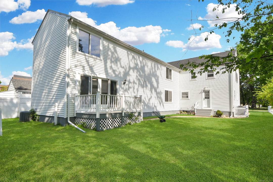 Just a 5 minute walk to Hartford Center and popular restaurants, this exceptional property offers both luxury and convenience.