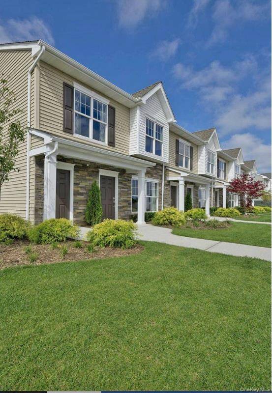 Modern Condo Living in Central Islip Welcome to this beautifully maintained 2 bedroom, 2 bathroom condo offering 1, 100 square feet of comfortable living space in the desirable Foxgate Islip ...