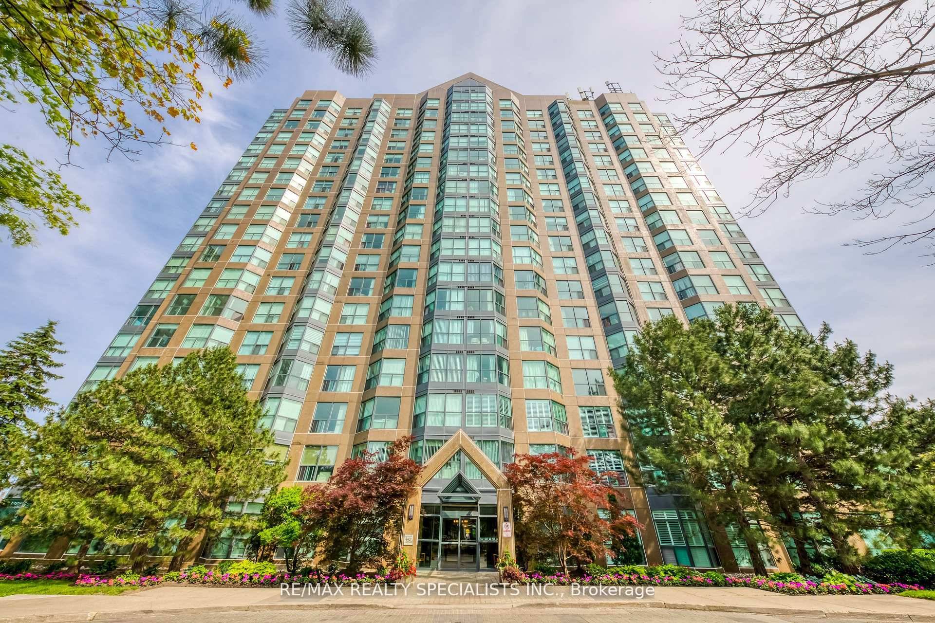 Spacious, clean and well maintained 1 bedroom plus den condo.
