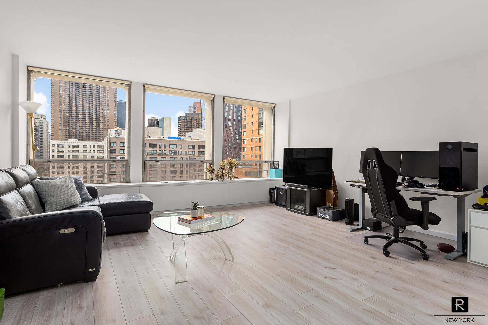 Sorry, dogs are not permittedNo Flex walls Broker fees and condominium application fees applyEnjoy city nights and city lights in this extra spacious one bedroom, which offers expansive views of ...