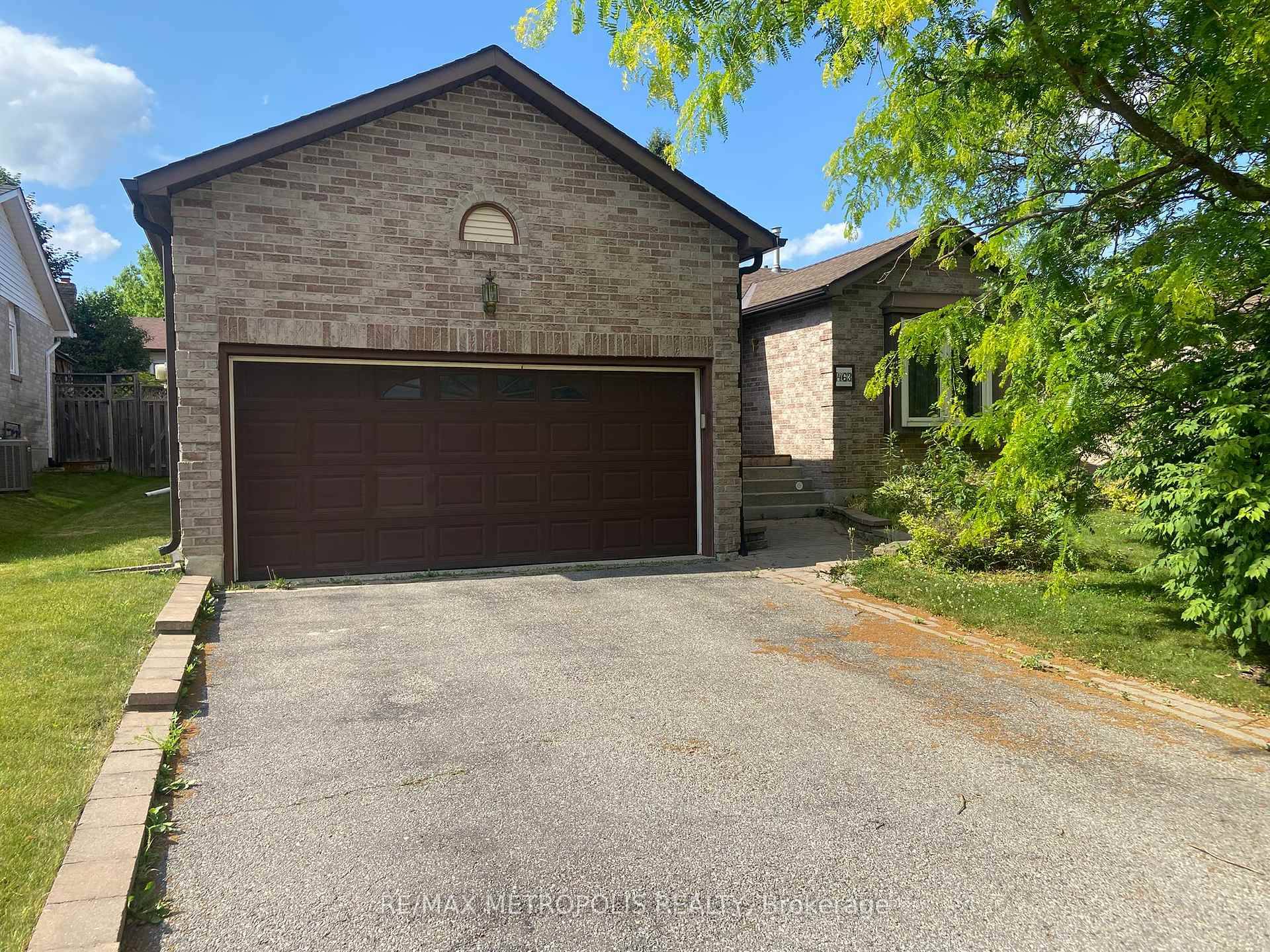 Spacious and rare bungalow for lease in a quiet Newmarket neighbourhood, offering over 1, 500 sq ft of living space above grade.