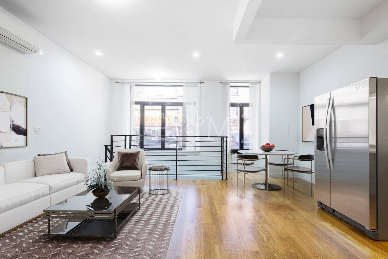 This large, duplexed studio is approximately 699 sq.