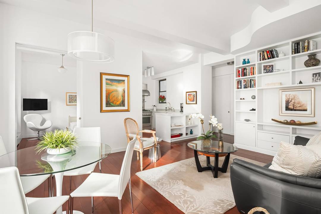 Wonderful opportunity to own this bright two bedroom two bath home at The Finch, located in one of New York's most exclusive neighborhoods, on a lovely treelined block between Madison ...