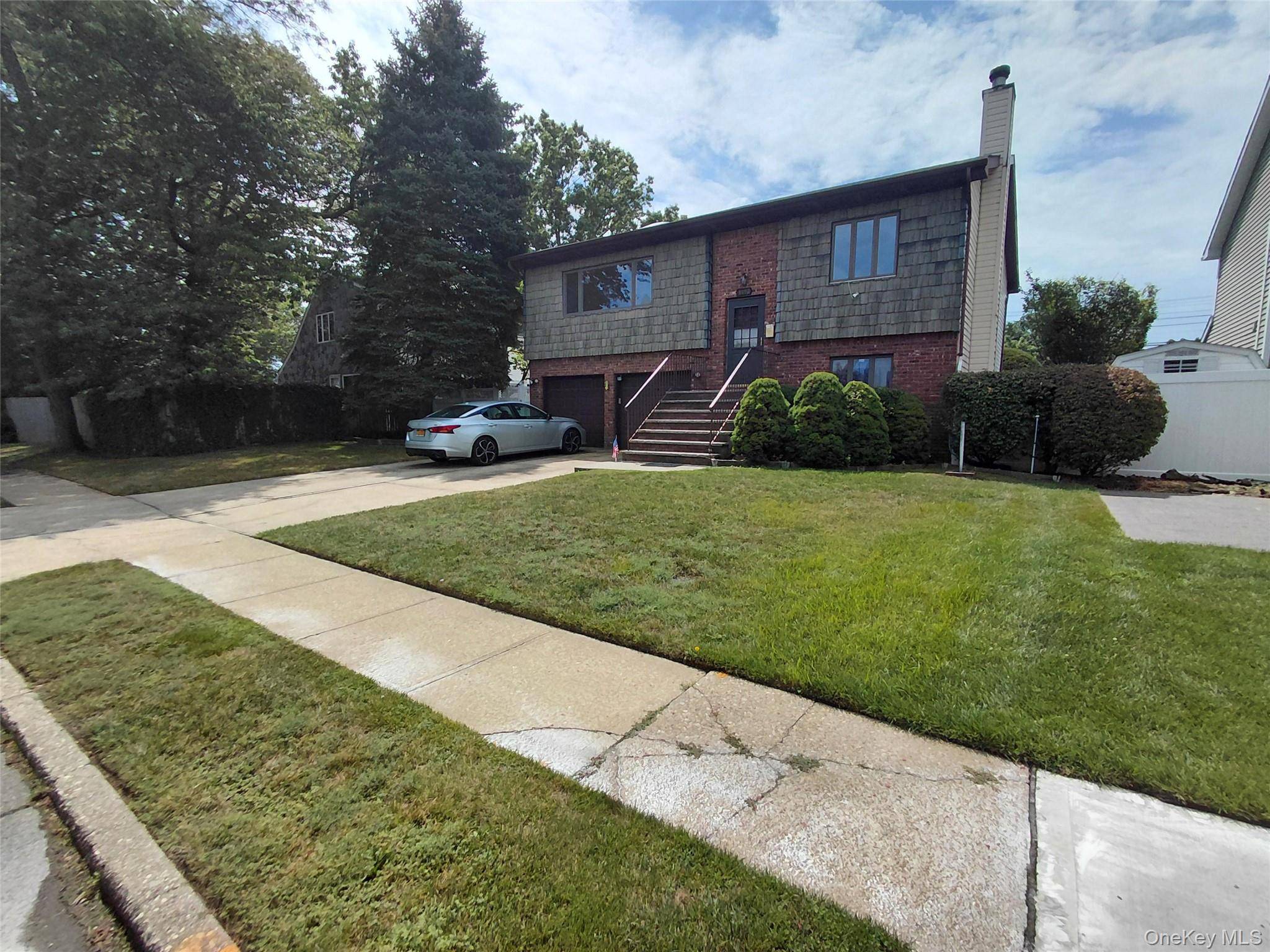 3592 Southview Avenue, Wantagh, NY 11793 is a spacious single family split level home featuring approximately 2, 464sqft of living space and sits on a 6, 222sqft lot.