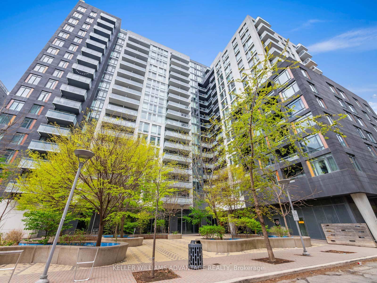 Welcome to urban living at its best in the heart of King West !