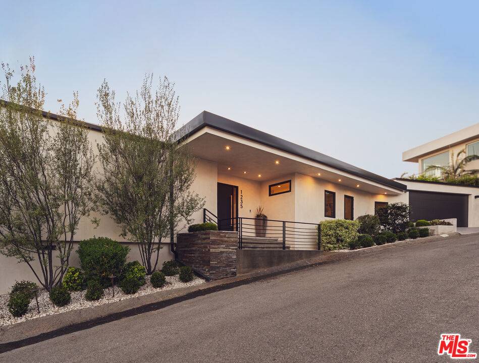 1235 N Kenter Ave 3BR Brentwood La