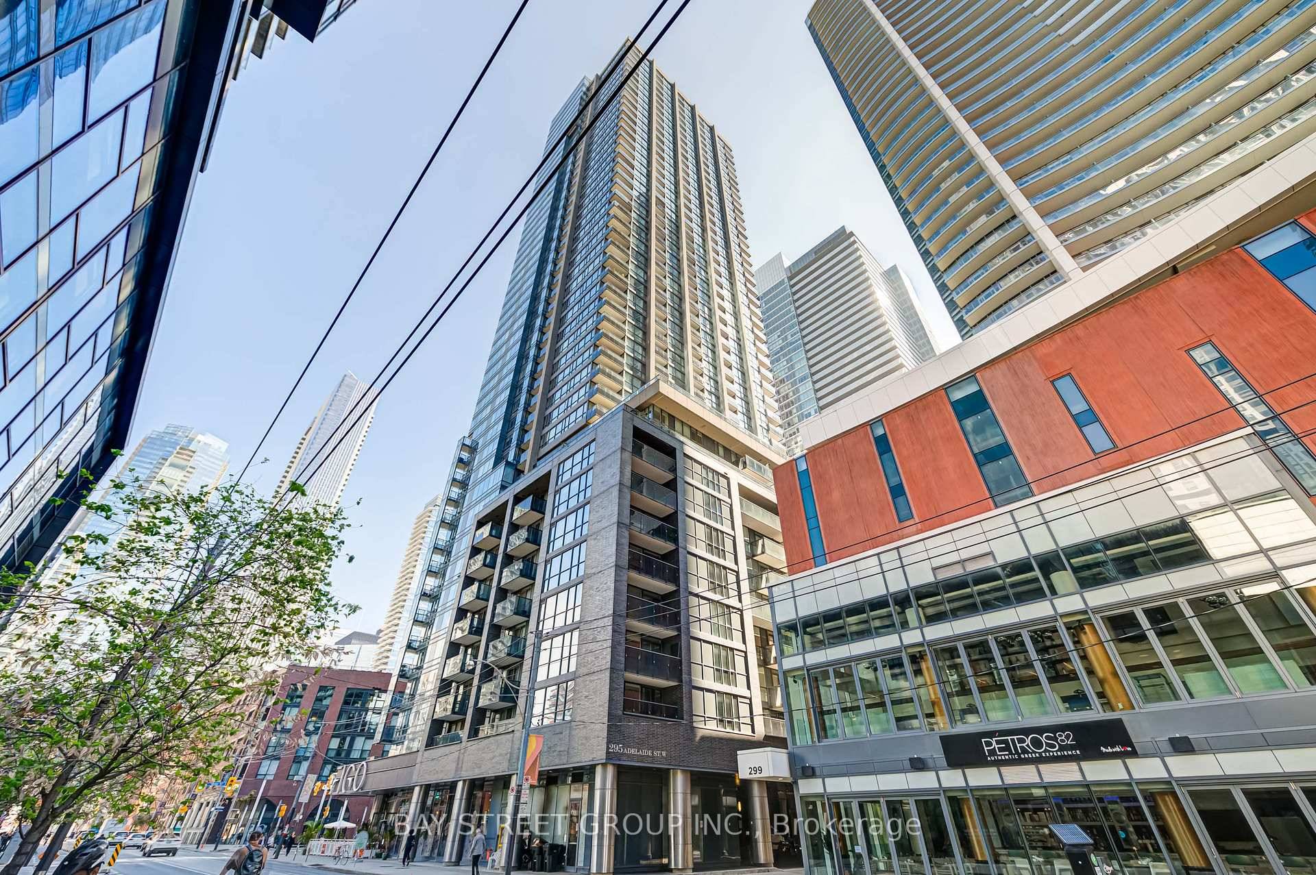 Luxury Pinnacle on Adelaide Condo In The Heart Of Entertainment District.