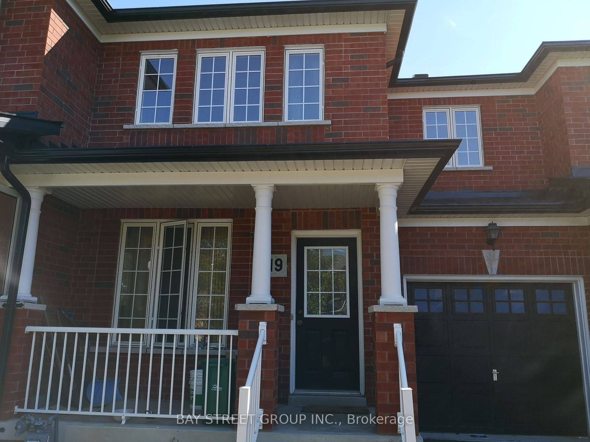In The High Demand Area. Walking Distance To Parks, Viva, Yrt, Go Bus, Go Train, Bus Terminal, Movie Theatre, Restaurants, Shopping Stores, Supermarket.