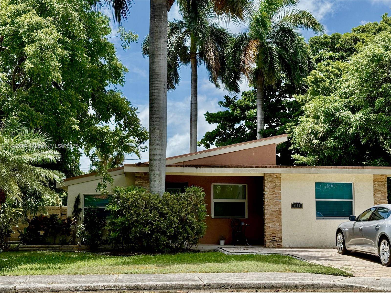 Gorgeous 2 Bed, 2 Bath Den with High Ceilings !