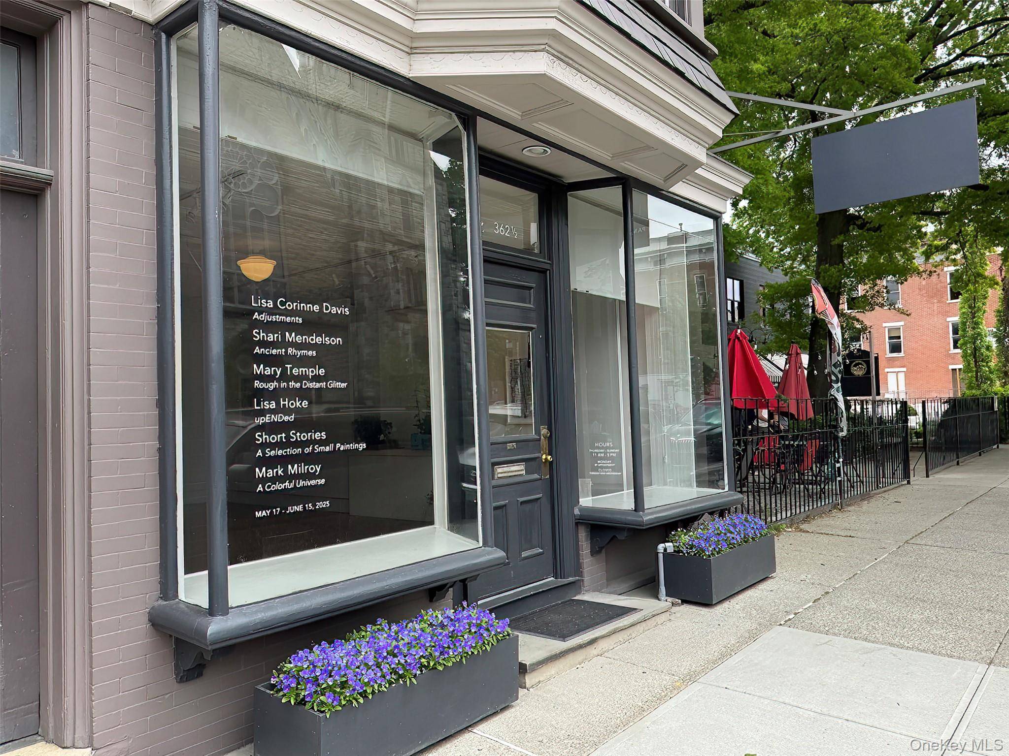 Rare opportunity for a gallerist to enter into the Hudson Art community.
