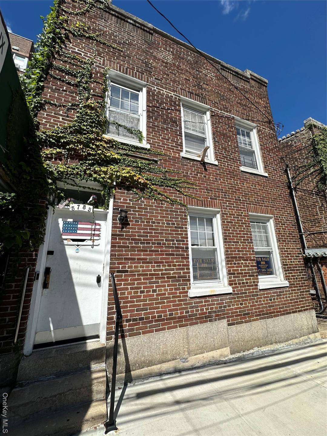 DO NOT MISS OUT ! ! LEGAL 3 FAMILY HOME IN THE HEART OF RIVERDALE !