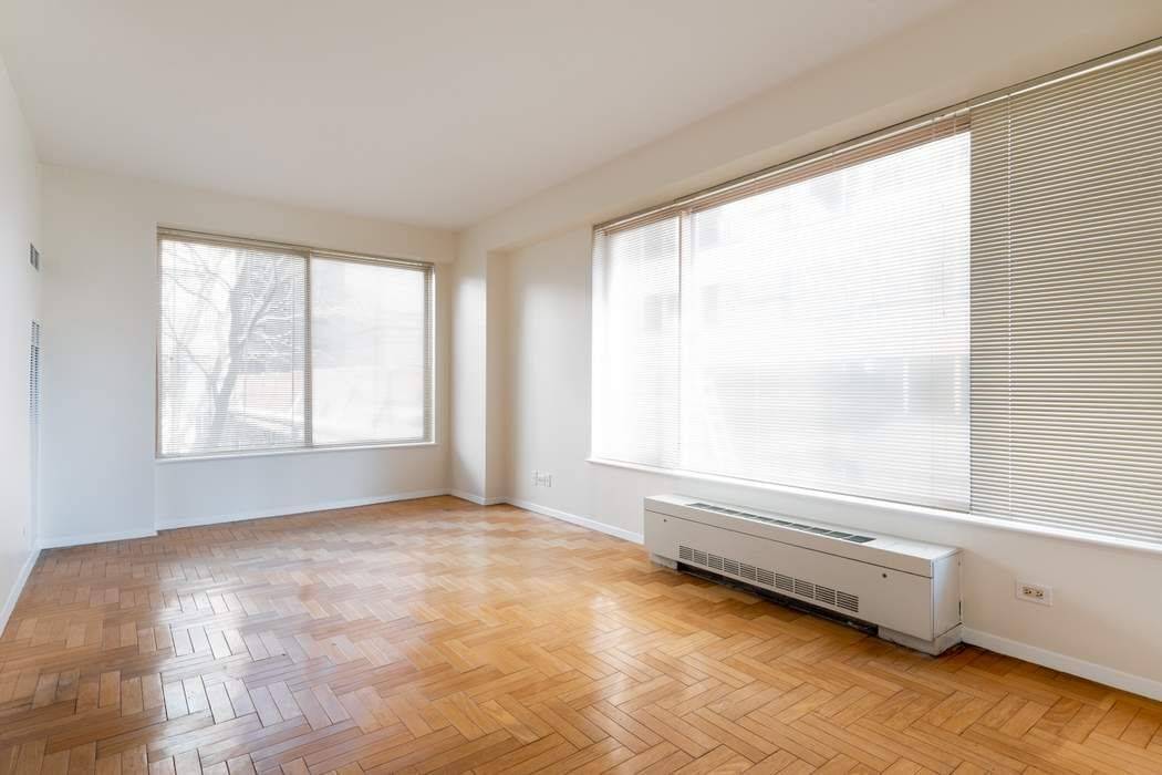 24 Hour Advanced Notice Needed for Showings Available after May 1st.