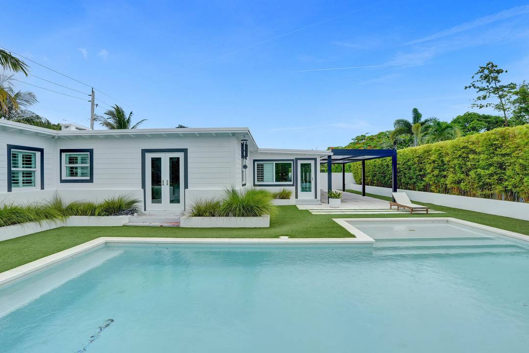 Stunning resort style modern property, bursting with style character, wood beamed ceilings and decorative fireplace.