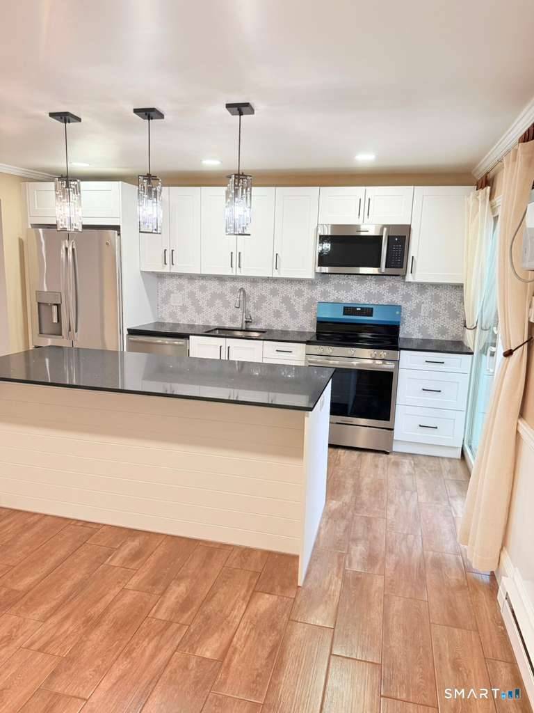 Well maintend row house in the Sprindale area of Stamford.