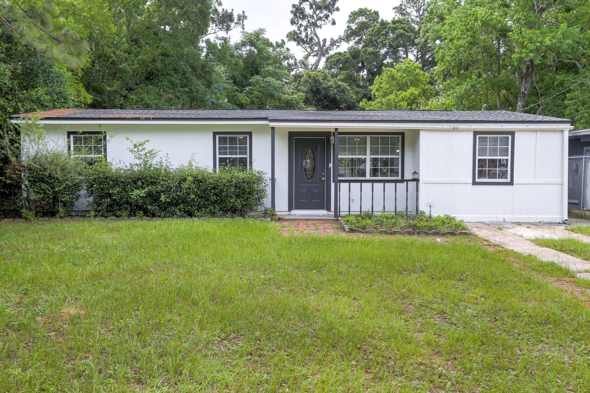 SELLER FINANCING AVAILABLE FINANCIAMIENTO DISPONIBLE 19, 999 Down 1, 932 Monthly including taxes and insurance Charming and affordable 3 bedroom, 1 bath home located just minutes from downtown Pensacola.