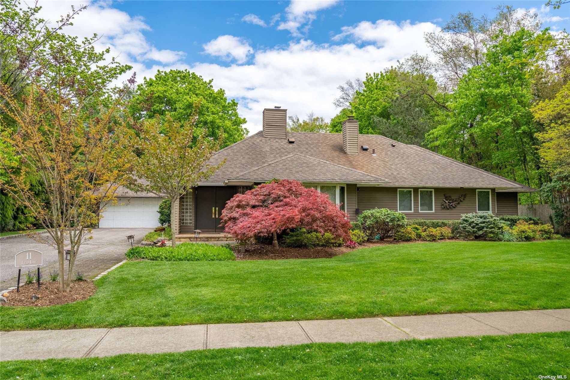 ROSLYN HEIGHTS, COUNTRY CLUB Incredibly open, bright amp ; sunny, Ranch Home, within the heart of Country Club, Roslyn Heights.