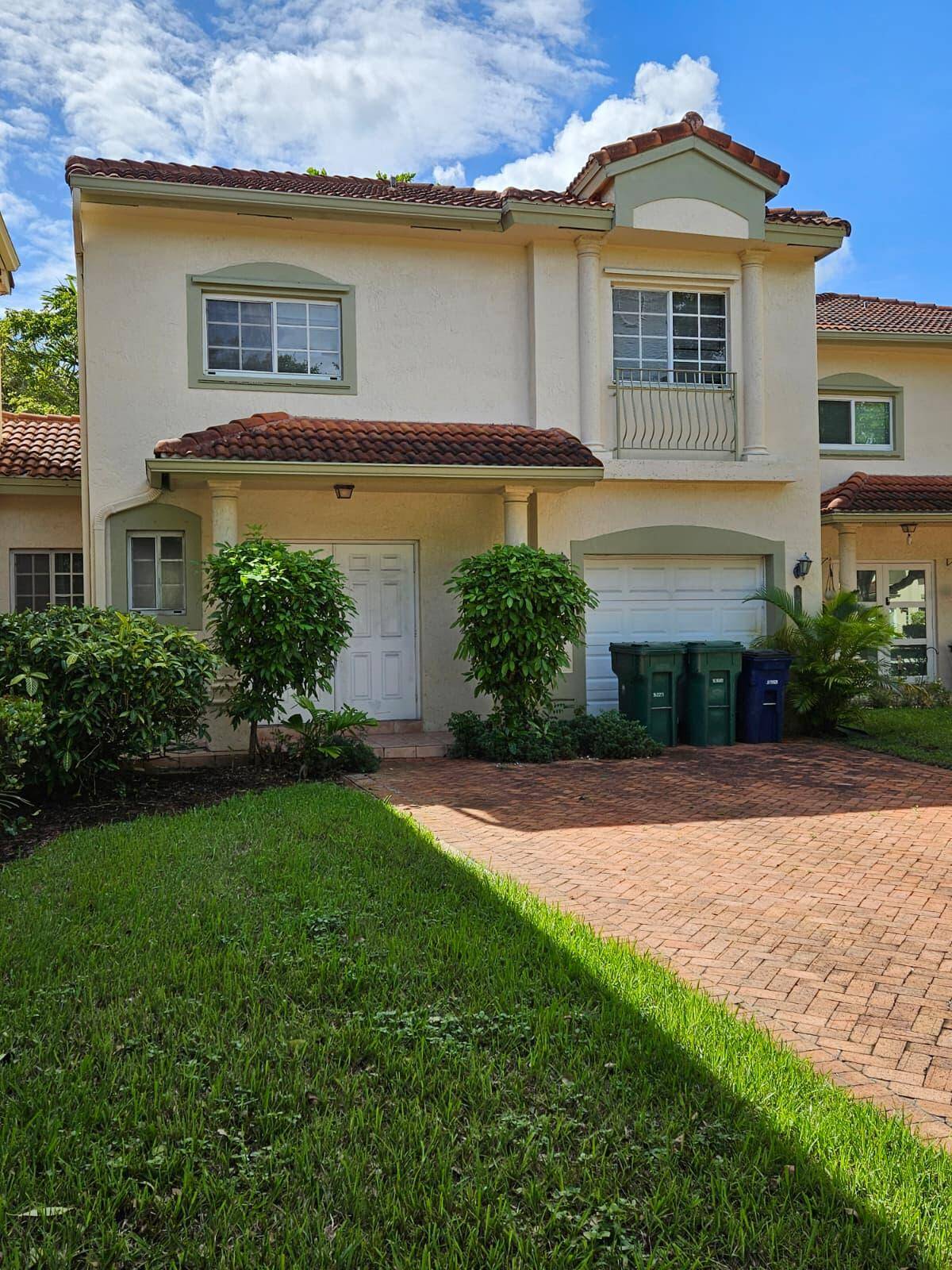 lovely 3 2. 5 House in Cooper city.