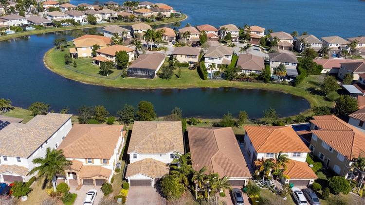 WHAT A BEAUTY ! ! SPOTLESS LAKEFRONT TAHOE MODEL, 4 BED 4 FULL BATH 2 BEDROOMS WITH THEIR OWN BATHROOM, HUGE LOFT WITH CLOSET POSSIBLE 5TH BEDROOM, ALL BEDROOM WITH ...