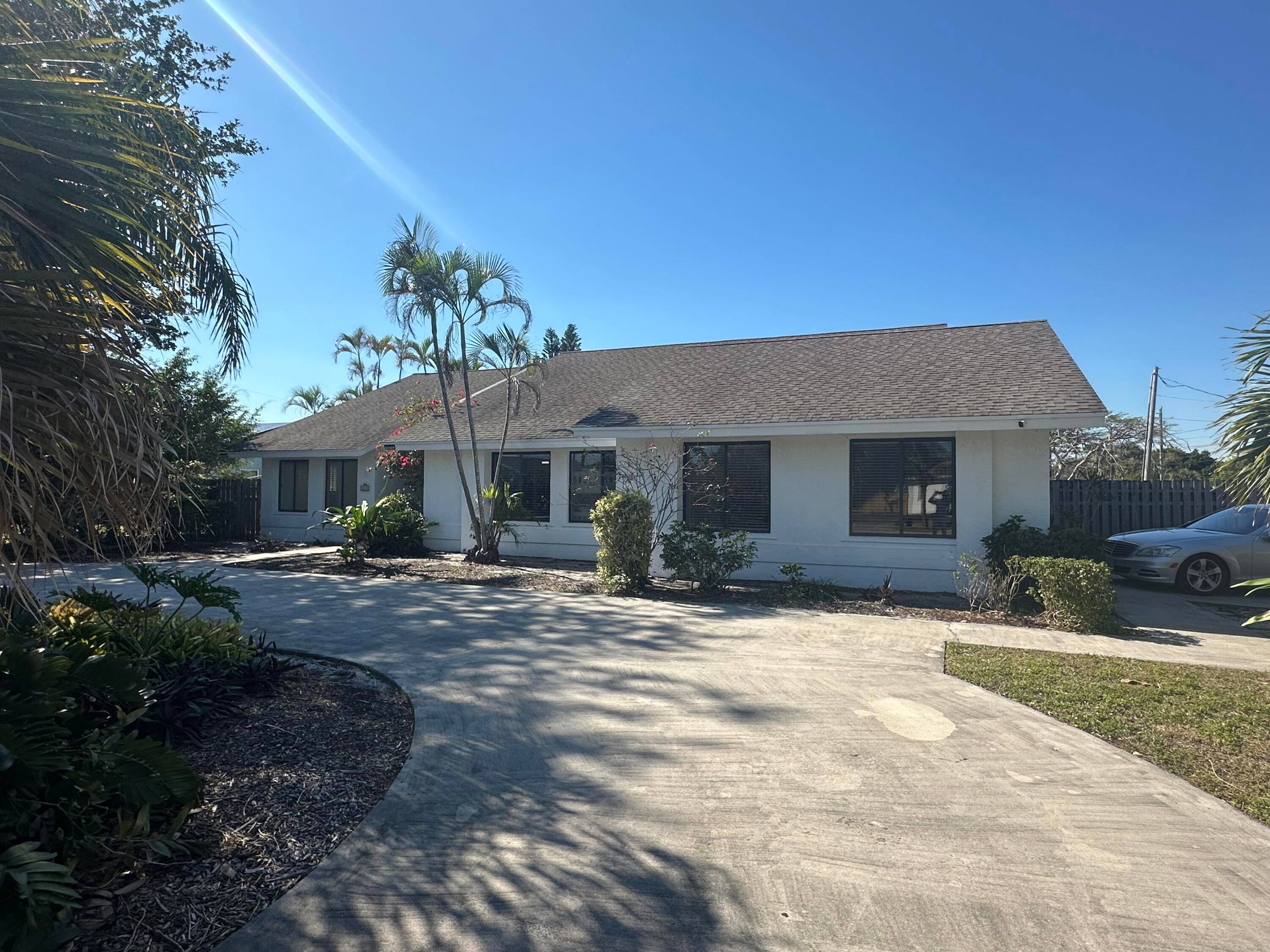 127796 ; Your Florida Oasis Awaits 6 Month Lease Available !