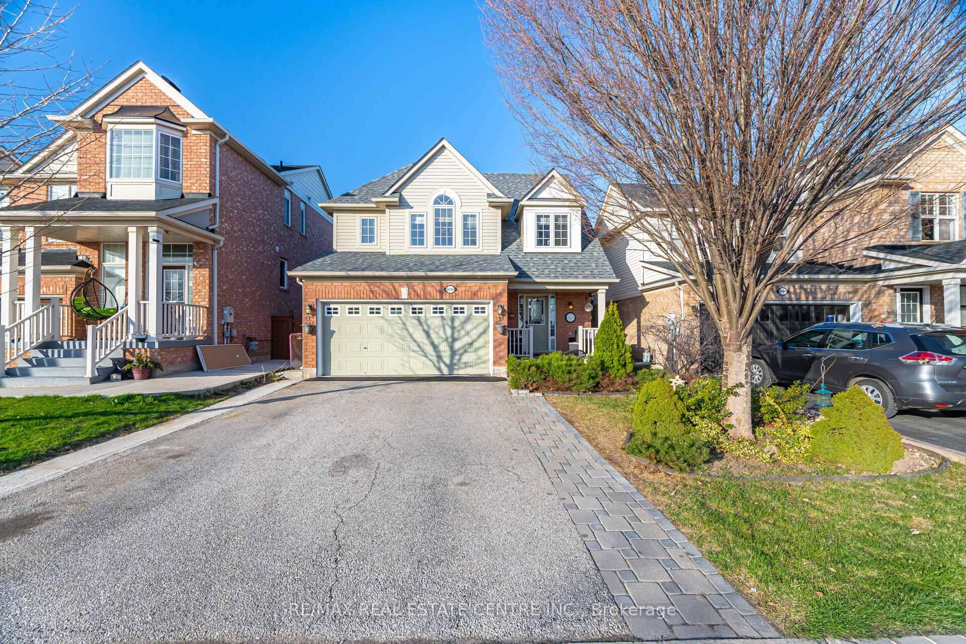 Step into this stunning detached home in the desirable Credit Valley neighborhood of Brampton !