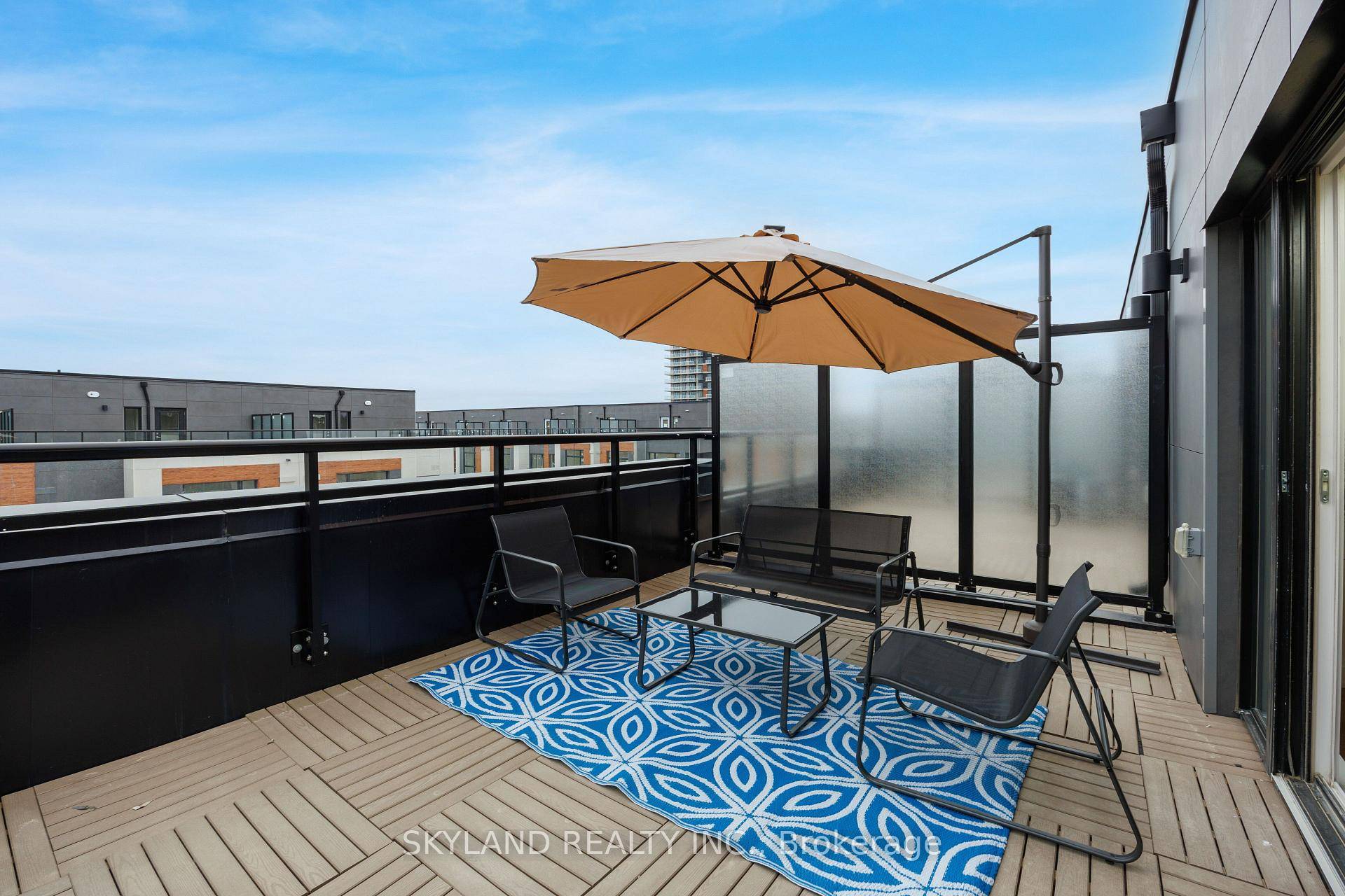 Move in to this immaculate, one year new, 3 storey executive townhome in the highly desirable Bayview Elgin Mills enclave.