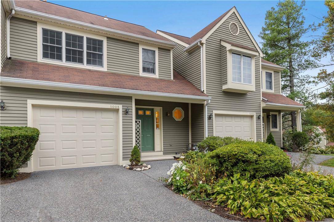 Fully available. 3 story Townhouse in desirable Guard Hill Manor.