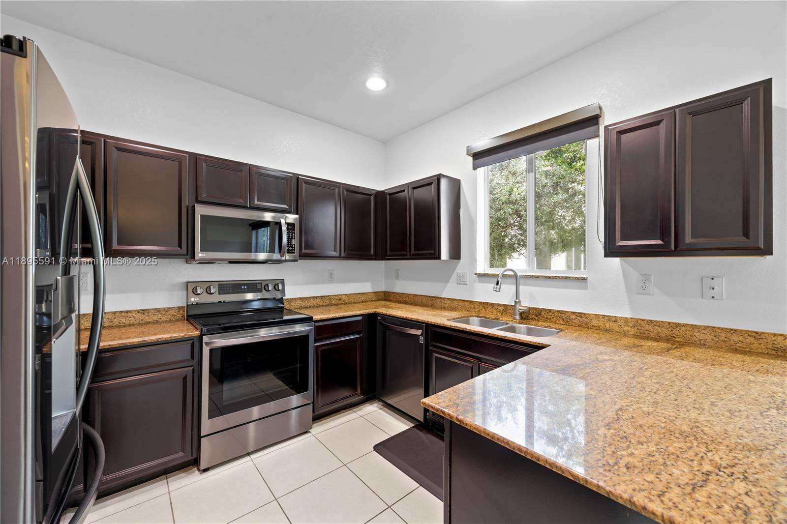 Beautiful 3 Bed 2. 5 Bath Townhome in Miami Gardens !