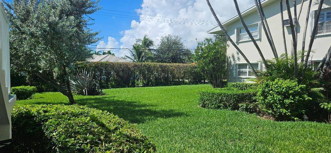 INTRACOASTAL, GATED COMMUNITY NEAR GREAT RESTAURANTS, SHOPS, BEACHES AND EASY AIRPORT DRIVE.
