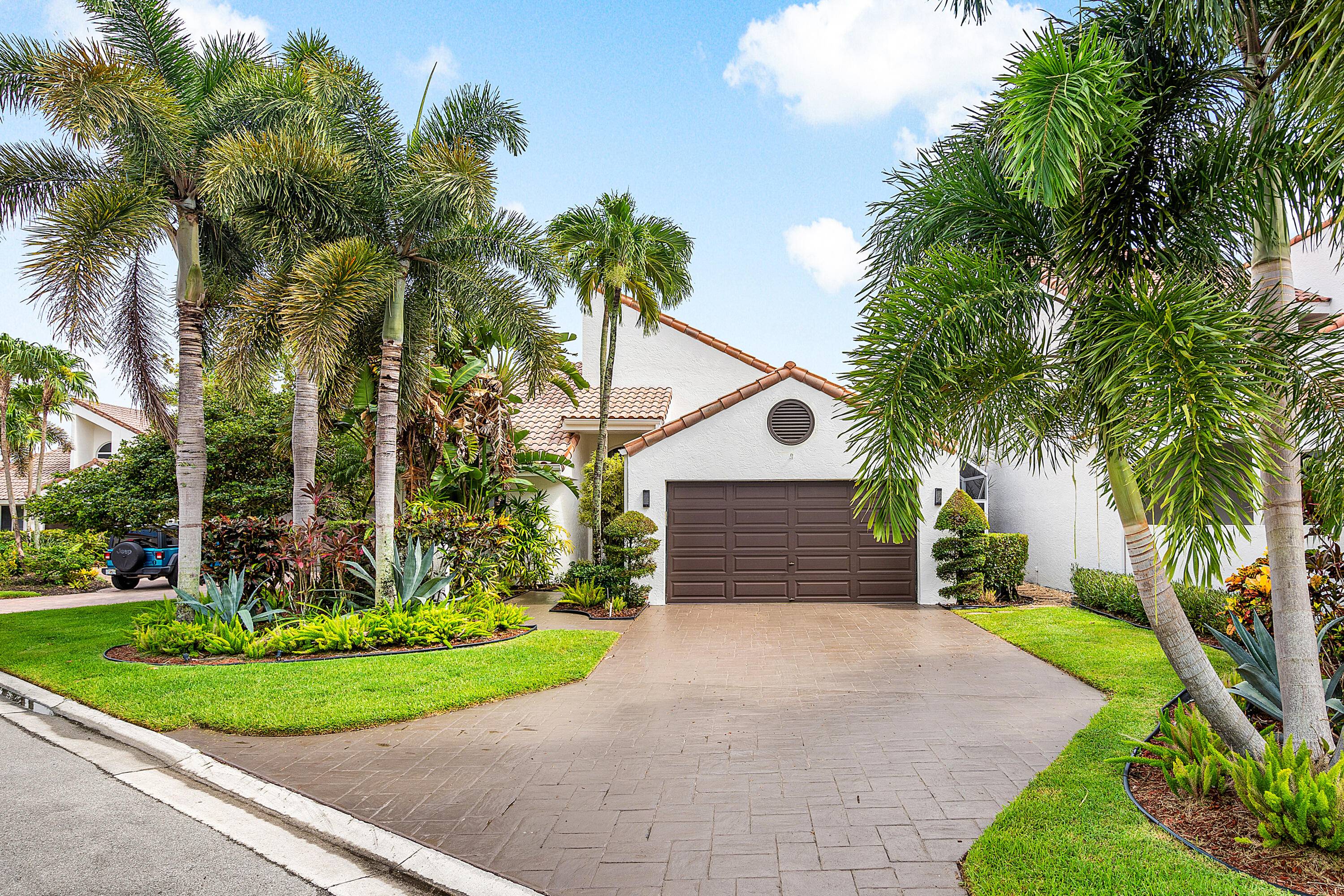 Stunning 3BR 2. 5BA lakefront pool home in Newport Bay Club !