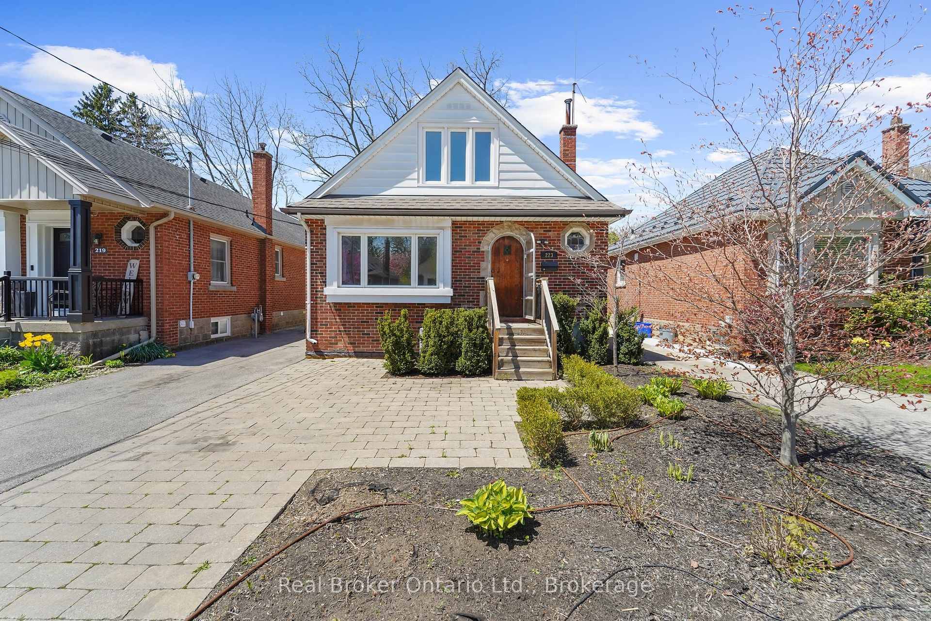 Welcome to this delightful 2 bedroom plus den, 1 bathroom Lower Unit nestled in a highly sought after Westdale, with close proximity to McMaster University.