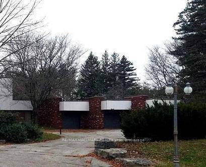 3 Car garage for lease, it could be used as a storage or simply park you winter car.