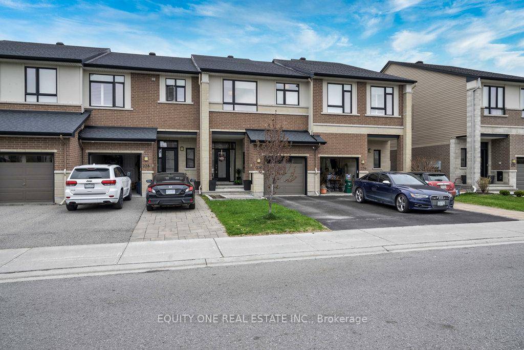 Welcome to this beautifully appointed 2 storey Urbandale townhouse located in the vibrant and growing community of Riverside South.