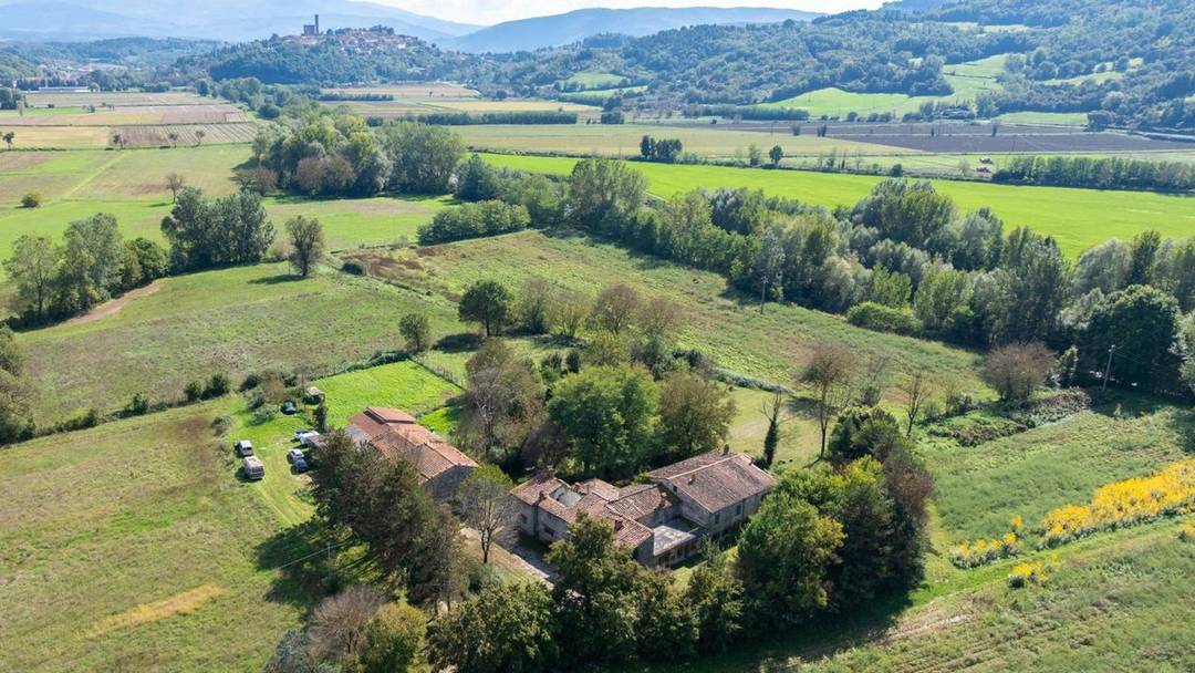 Real estate complex for sale of about 1,700 sqm in the Casentino Valley, near the Tuscan Apennines.
