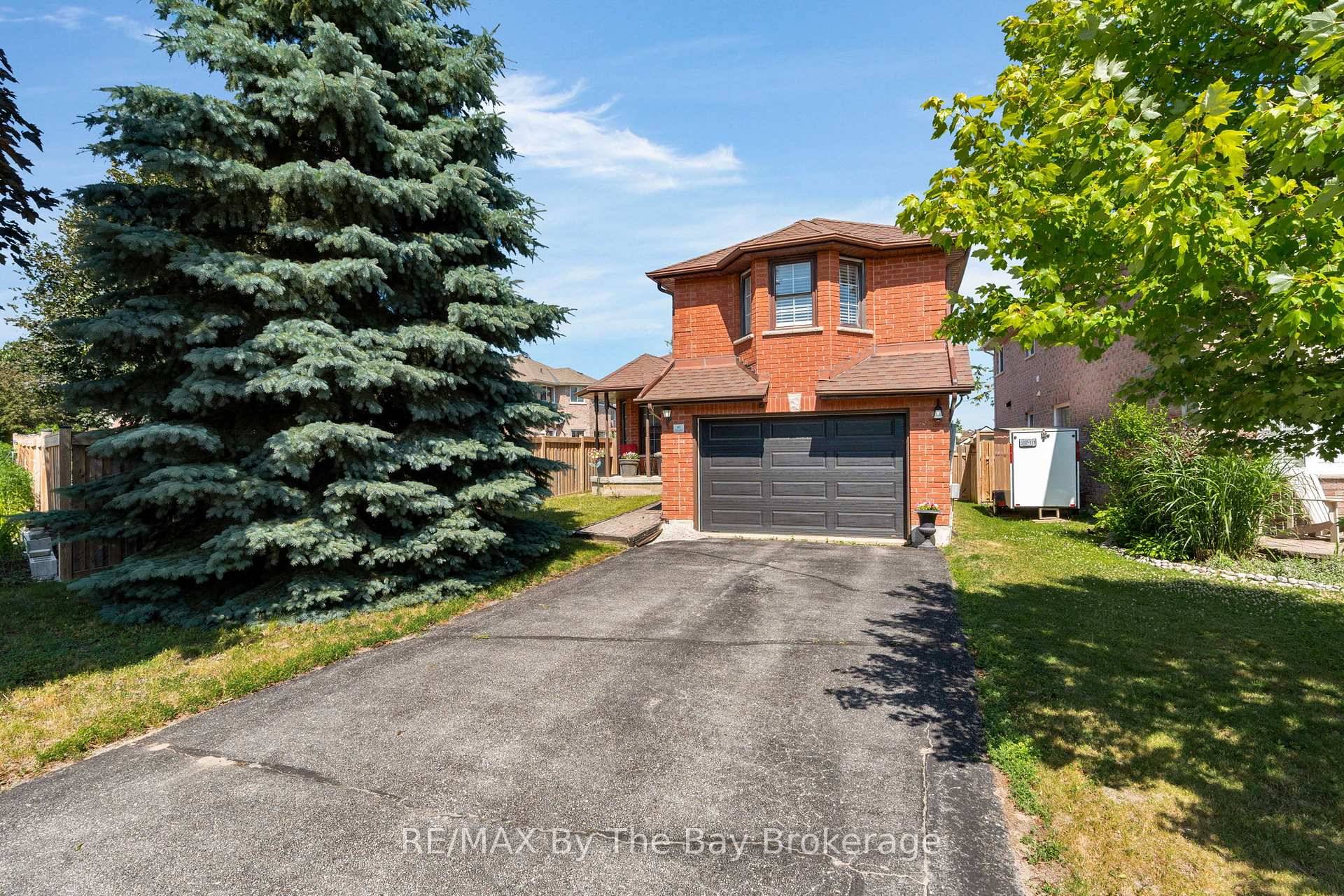 Detached Home Located In Desirable Neighbourhood In Barrie.
