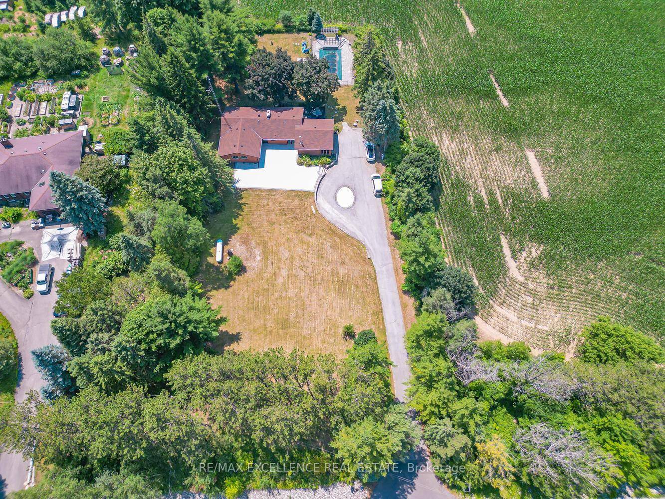 Discover the ideal harmony of tranquil country living and urban convenience at this meticulously maintained property in prestigious Caledon.