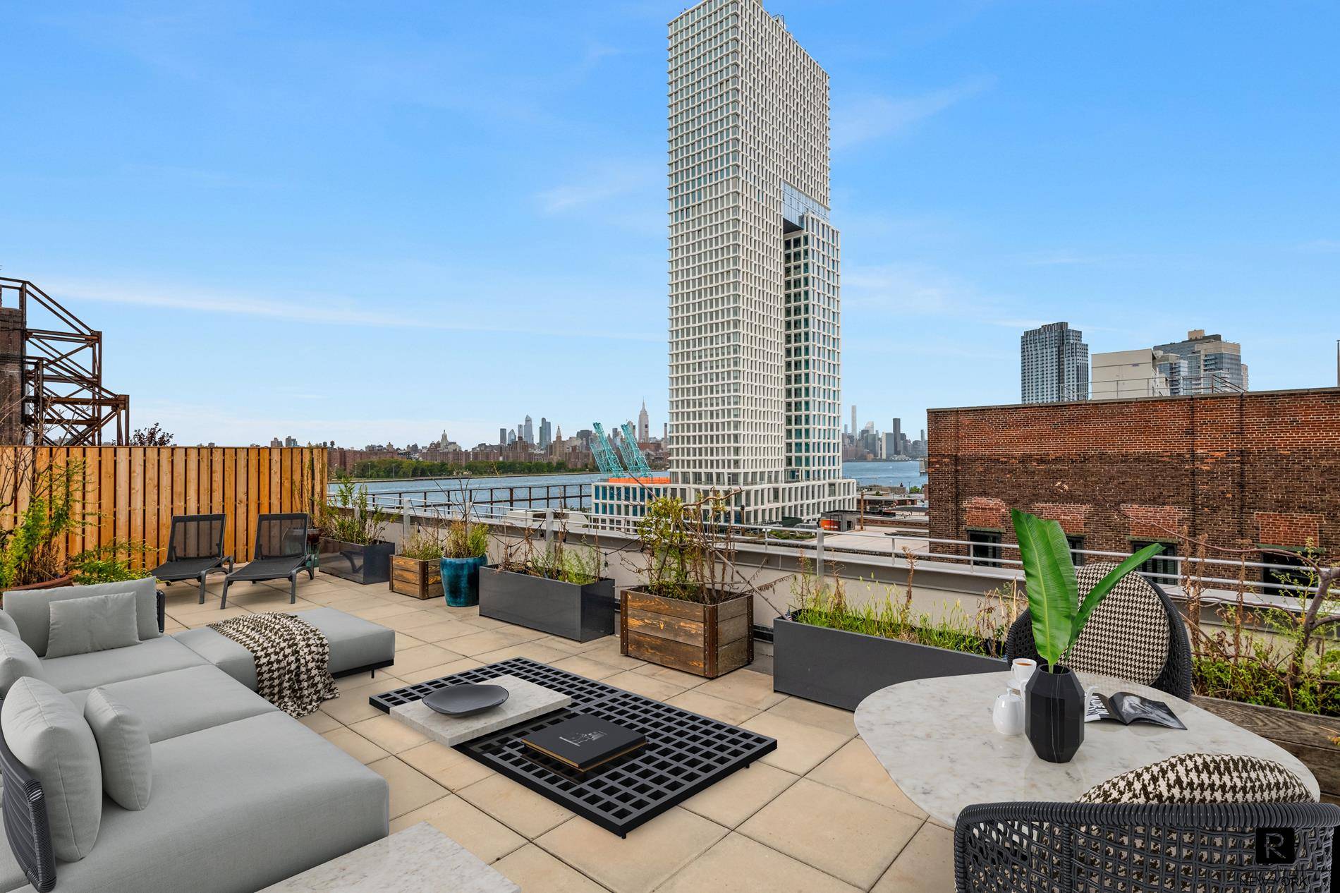 GIGANTIC PRIVATE ROOF TERRACE 900 sqft !