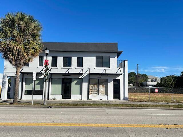 Introducing a newly renovated 16 unit multifamily apartment building for sale in the vibrant city of West Palm Beach.