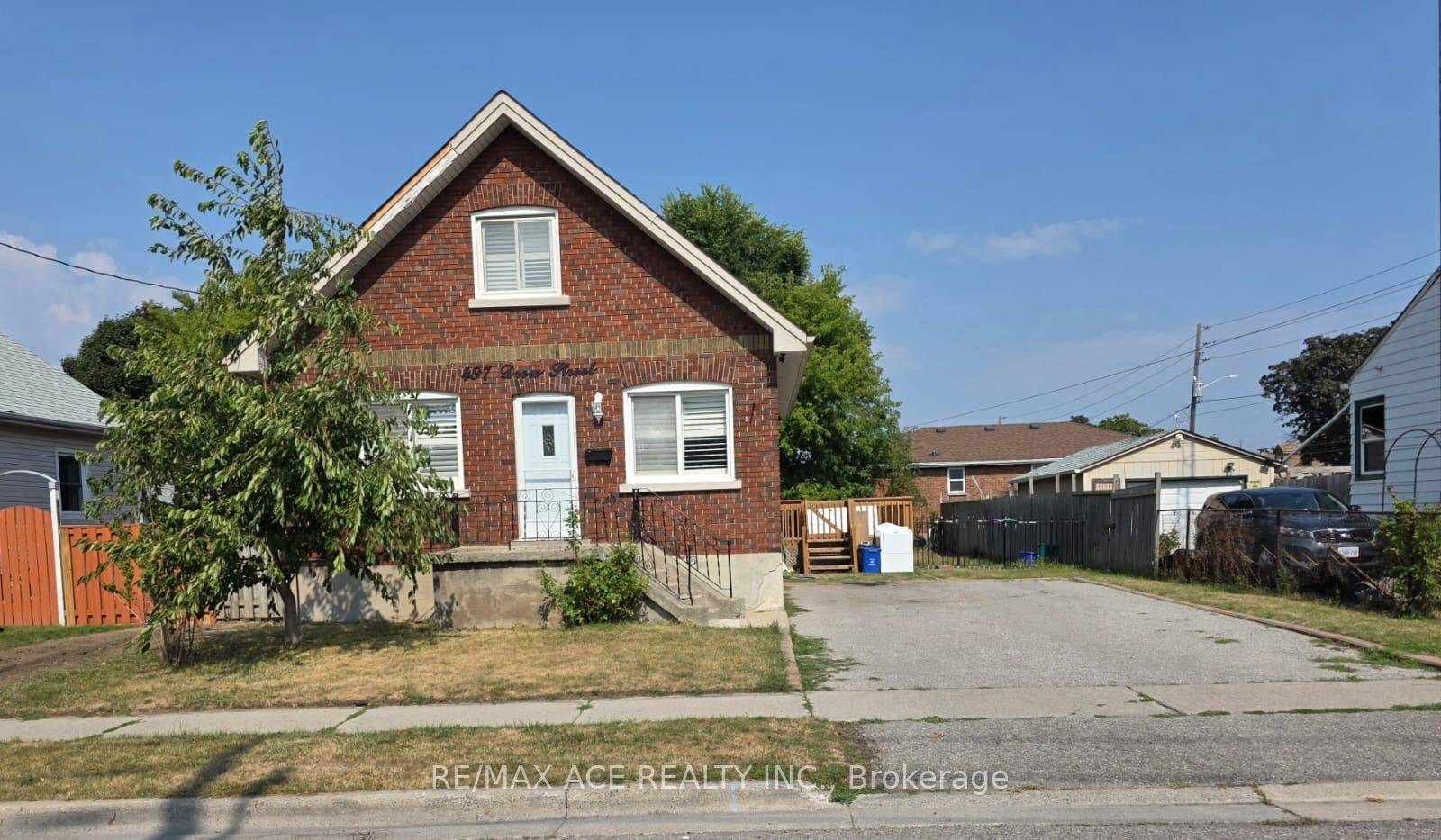 Bright amp ; Spacious 3 1 Bedroom Rental in Prime Oshawa Location.