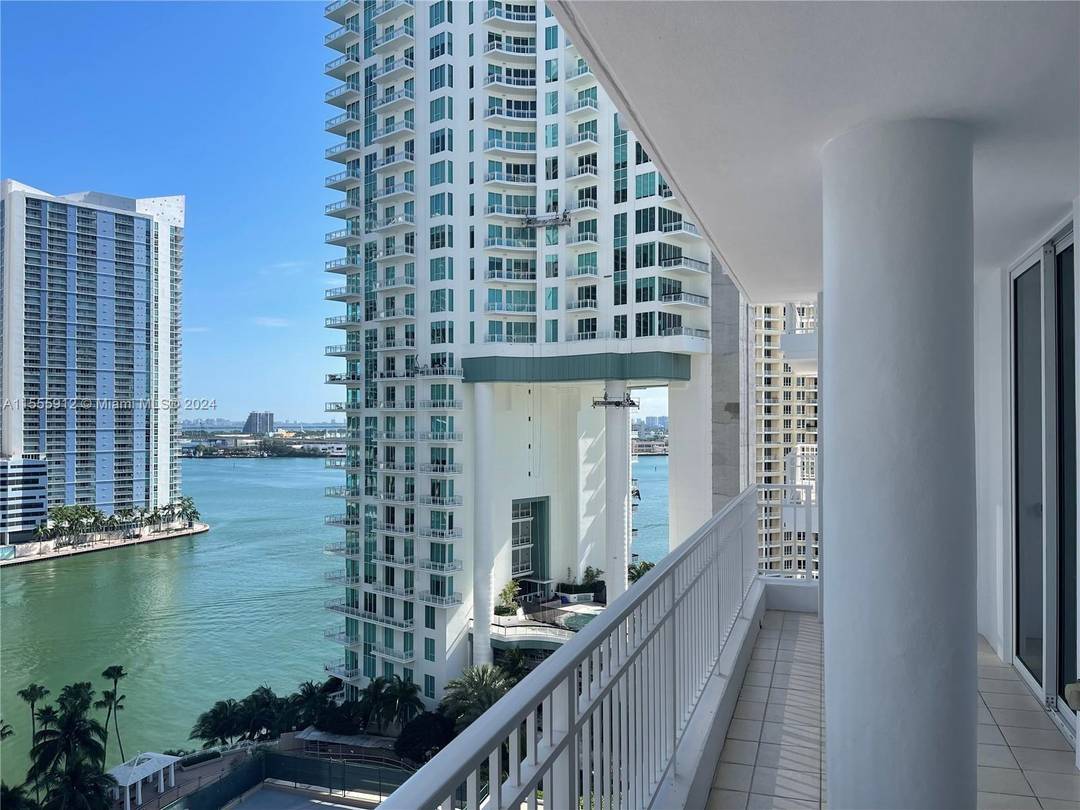 Recently renovated bedrooms, bathrooms, kitchen and hardwood flooring and fully furnished, Line 10 unit, with breathtaking views to the emblematic Miami river, downtown and sobe.