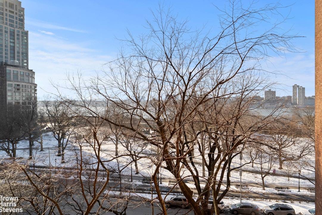 73 WEA RSD Riverside Park and Garden Views Enjoy abundant light and glowing sunsets from the only Schwab House alcove studio line to directly face Riverside Park.