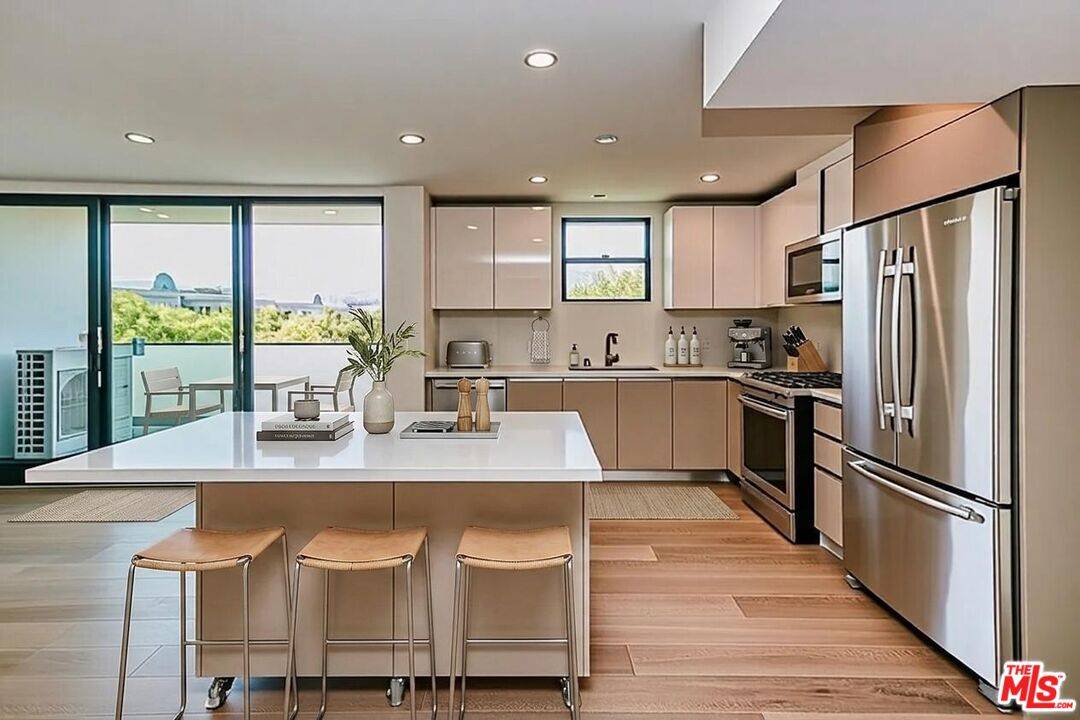 328 N Maple Dr 2BR Beverly Hills Post Office | B.H.P.O. La