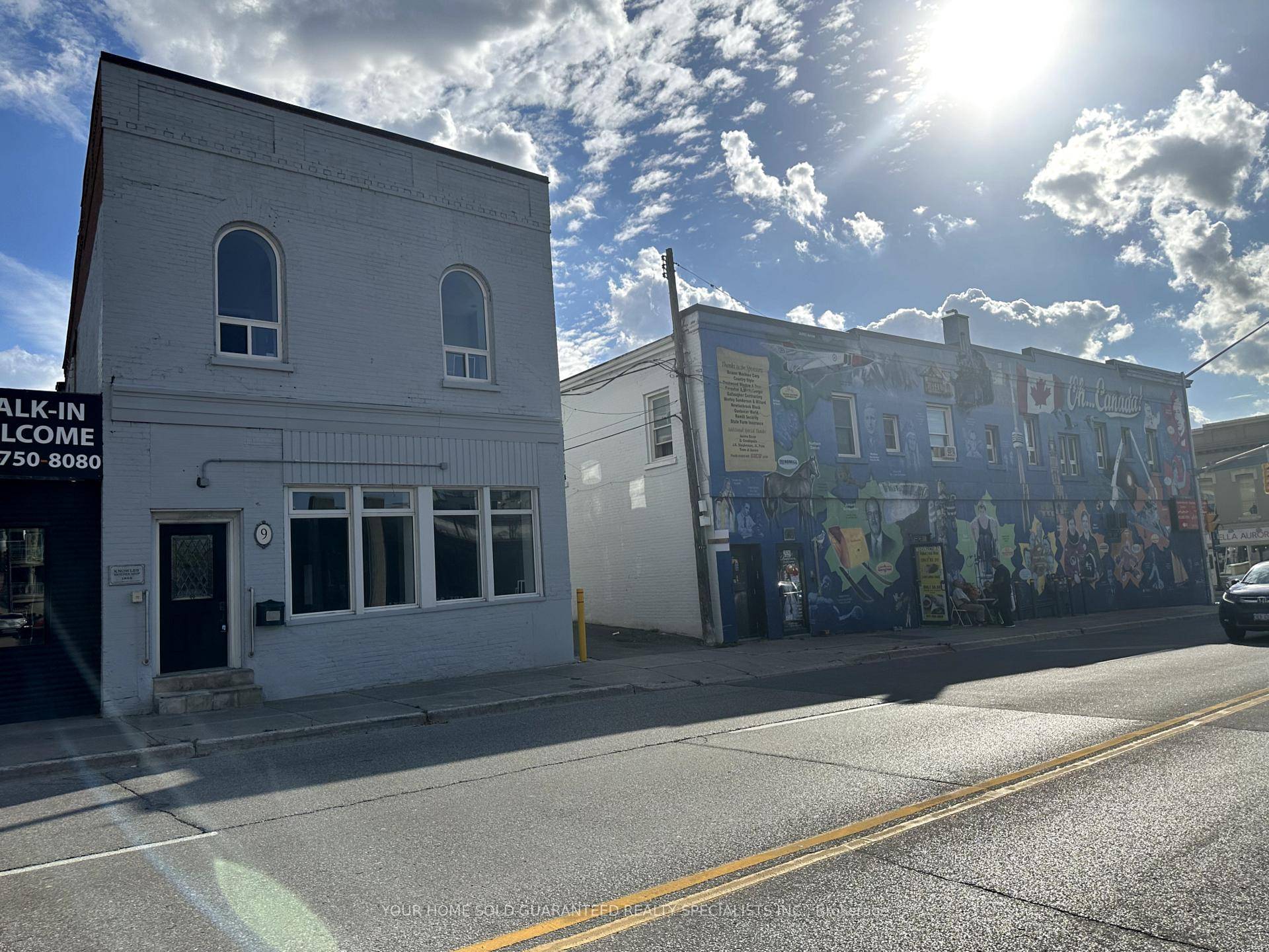 Stunning, Newly Renovated Spacious 1 bedroom Unit in the Heart of Downtown Aurora !