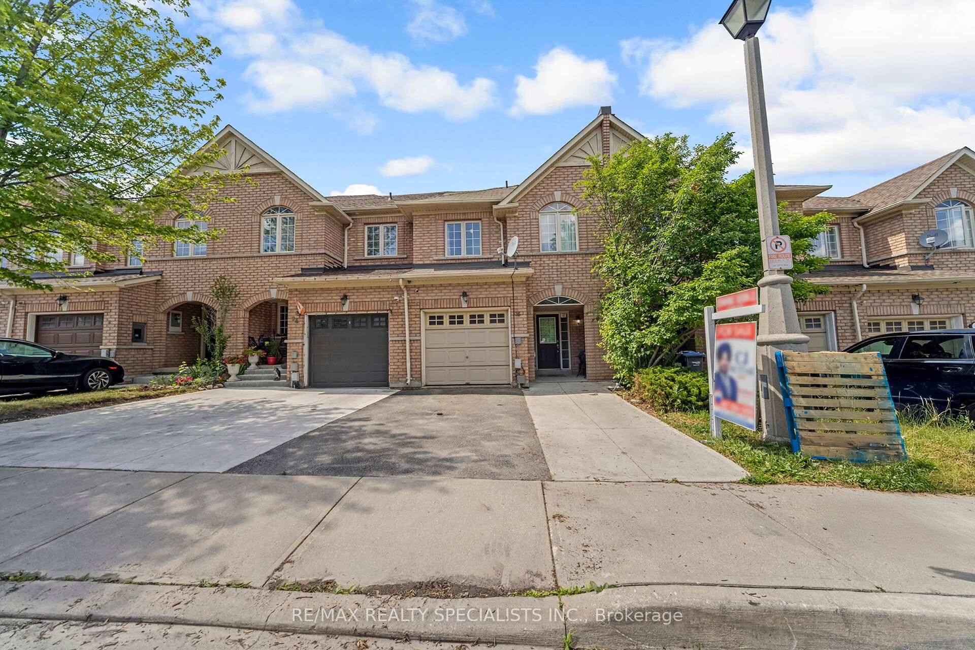 Stunning Townhouse in High Demand Location !