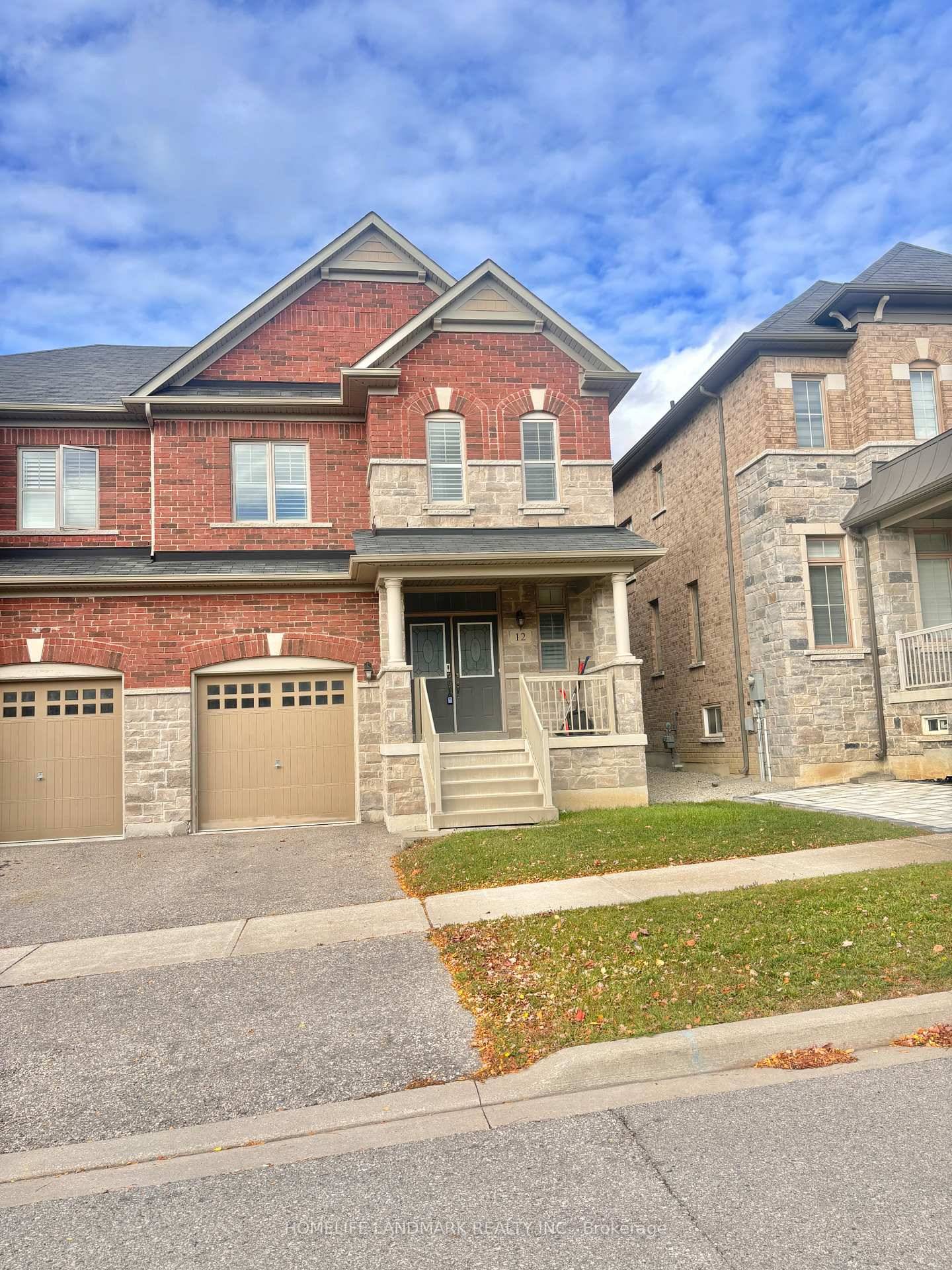 Bright amp ; Corner Semi with Well Maintained, Modern, Popular 4 Bedroom Layout, Main Floor 9 Feet Ceiling,, Hardwood Floor Through Out, Solid Oak Staircase, Large Windows, Walk In Closet ...